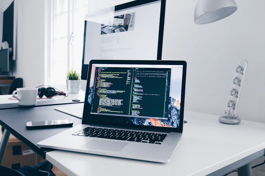 Ambiente de desenvolvimento de software exibindo código em um monitor